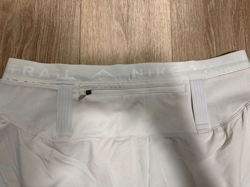 Nike Trail Dri-FIT Damen Laufshorts – Weiß – Gr. L