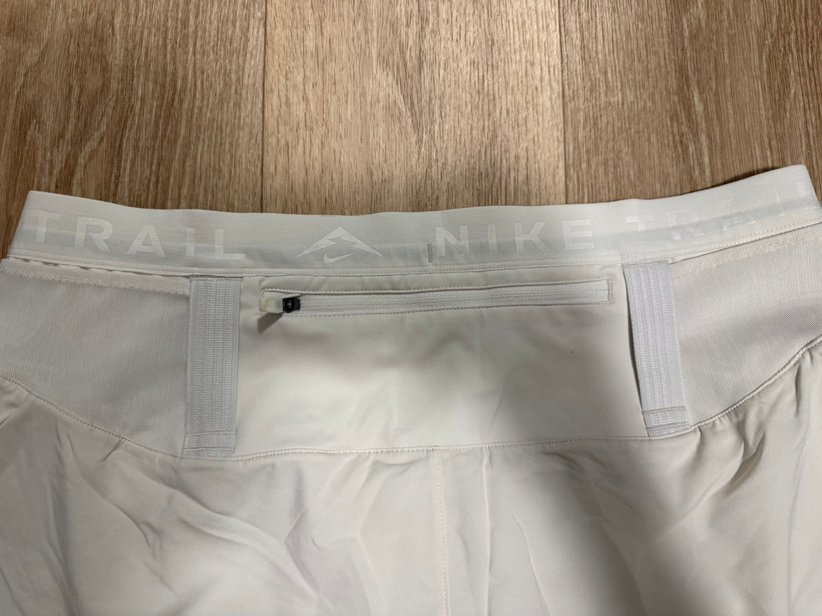 Nike Trail Dri-FIT Damen Laufshorts – Weiß – Gr. L