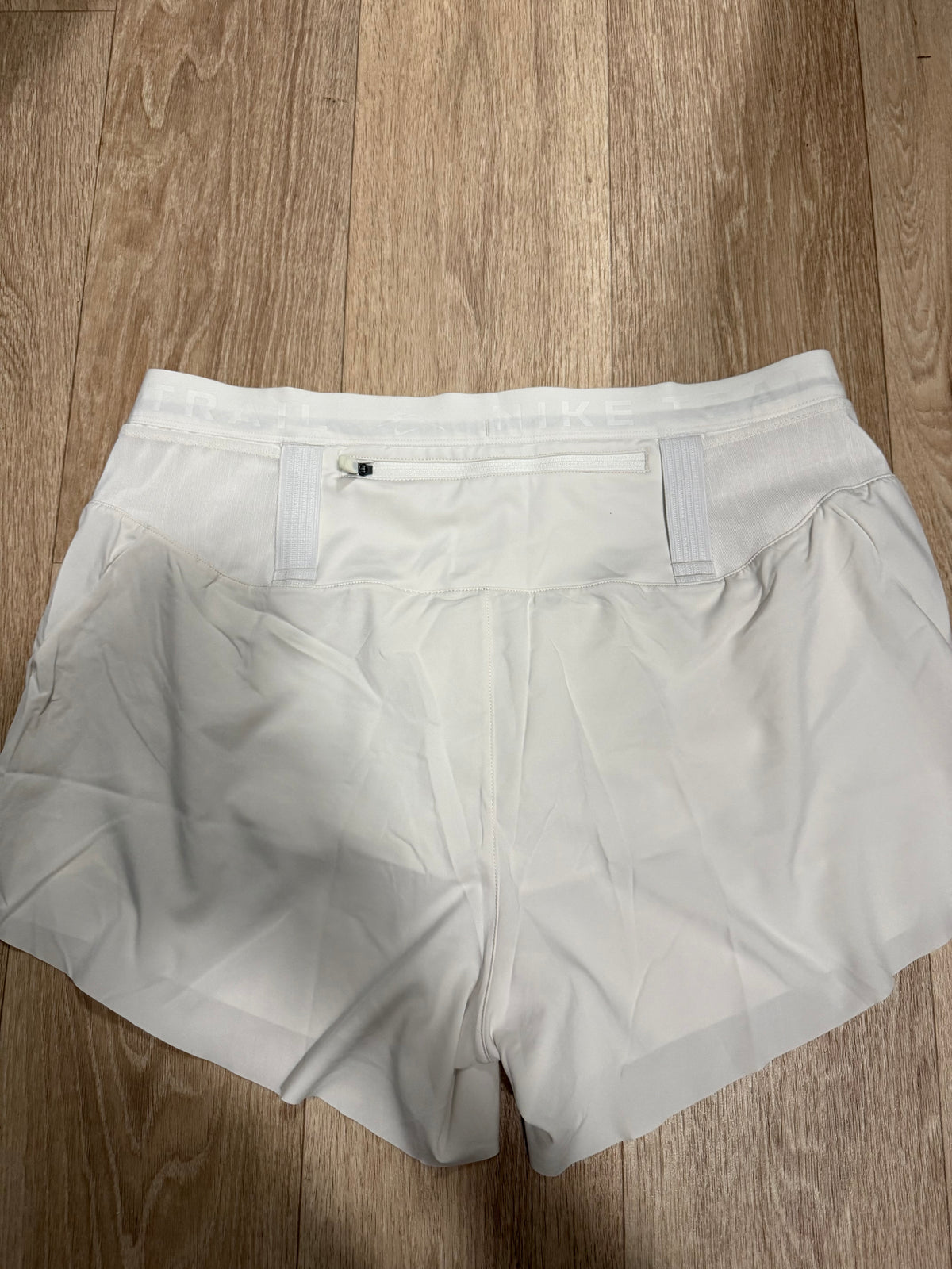 Nike Trail Dri-FIT Damen Laufshorts – Weiß – Gr. L