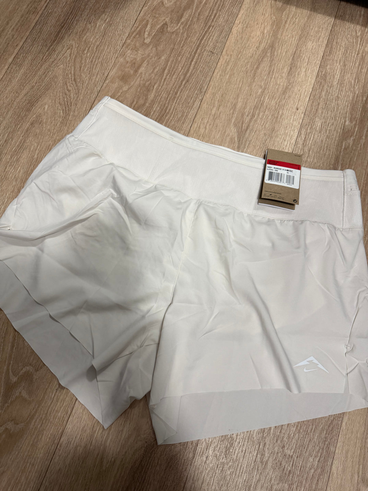 Nike Trail Dri-FIT Damen Laufshorts – Weiß – Gr. L